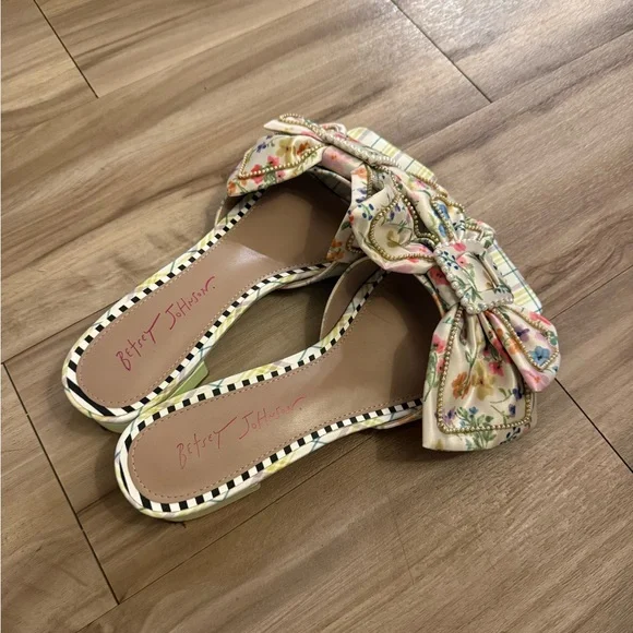 Betsey Johnson Cream Floral Bow Slide Mules - Picture 2 of 3